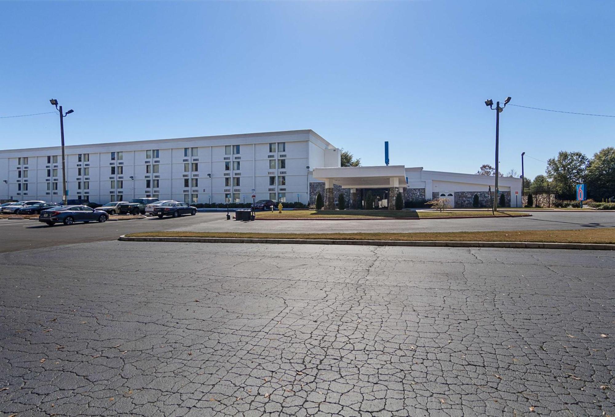 Where to Stay Near Fernbank Museum: 4 Budget Hotels Ranked