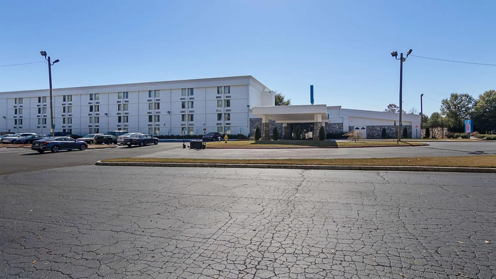 Where to Stay Near Fernbank Museum: 4 Budget Hotels Ranked
